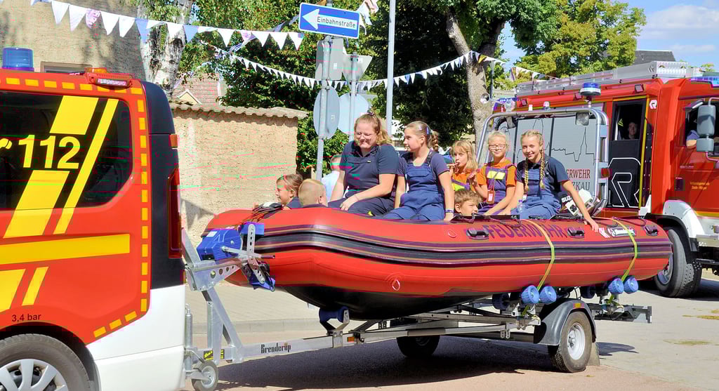 Beim großen Festumzug ab 13.30 Uhr am Sonnabend wurden zahlreiche Fahrzeuge der Feuerwehren in der Region vorgeführt. Im Rettungsboot lässt es sich dabei gemütlich mitfahren.