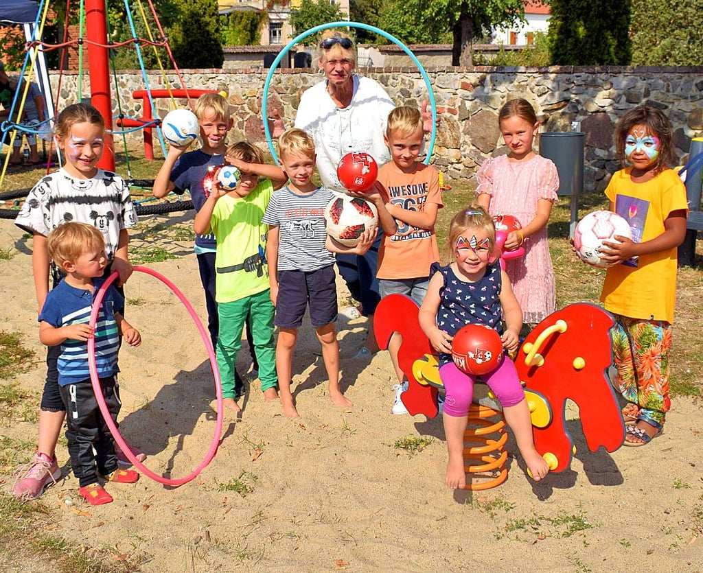 Der Heimatverein Karith hatte viele Spiele vorbereitet, damit die Jungen und Mädchen einen schönen Nachmittag verleben konnten.