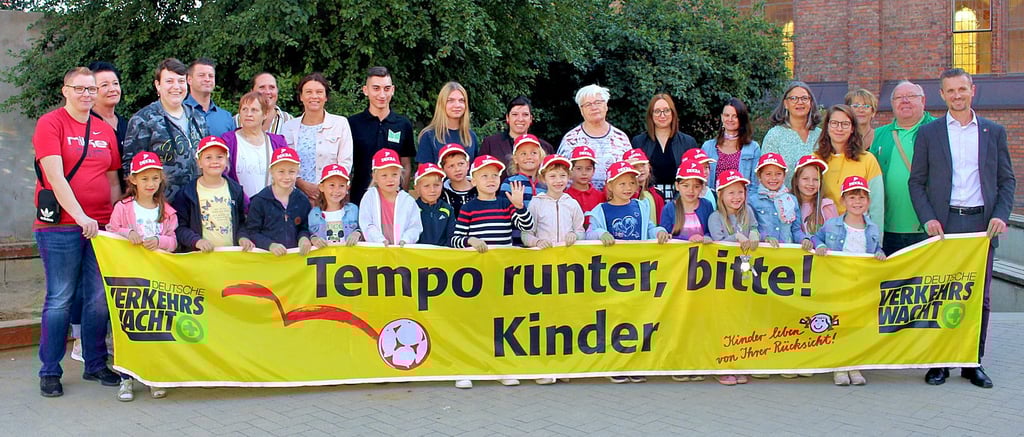 Die Banner mahnen zur Vorsicht, aber verschiedene Akteure geben den Erstklässlern – wie hier in der St. Martin-Grundschule noch andere wichtige Dinge für den Schulweg mit auf den Weg.