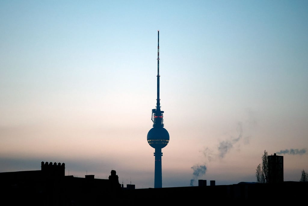 In Berlin stürzte ein Mann vom Fernsehturm am Alexanderplatz. Der 29-Jährige verletzte sich dabei.