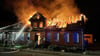 Dieses Wohnhaus stand am Sonntagabend  in Ahlum in Flammen. Die Bewohner konnten rechtzeitig in Sichgerheit gebracht werden. 