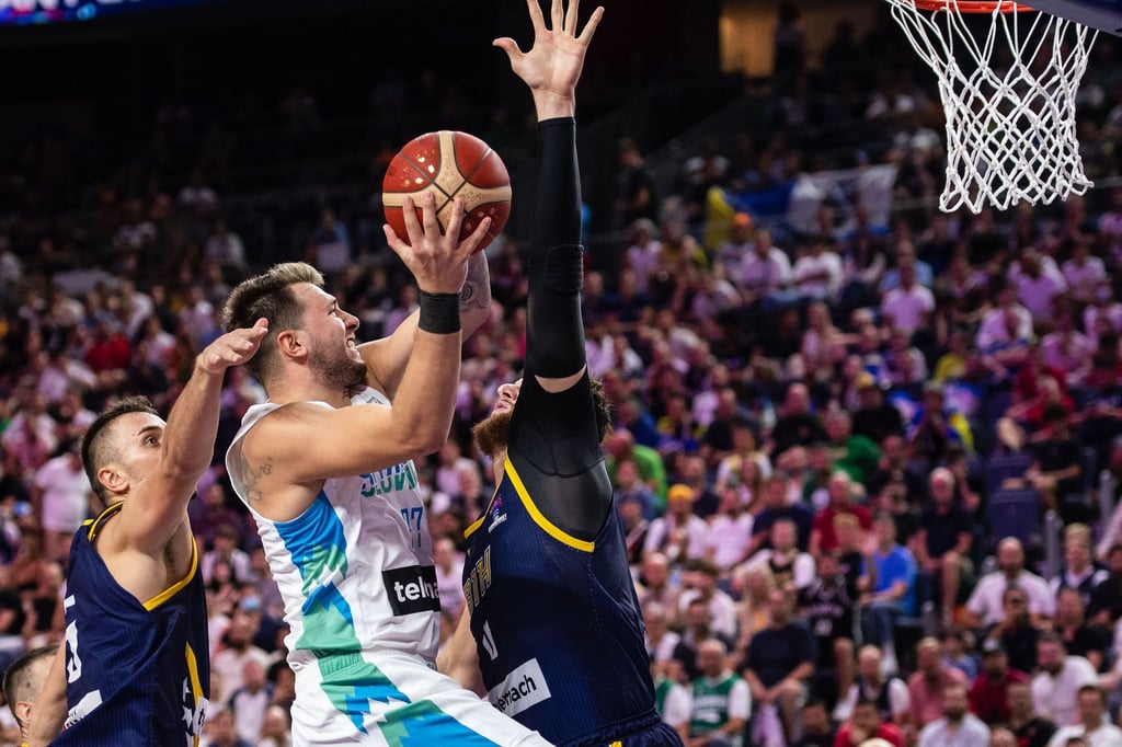 Bosnien-Herzegowinas Edin Atic (l) und Jusuf Nurkic (r) versuchen Sloweniens Luka Doncic am Wurf zu hindern.