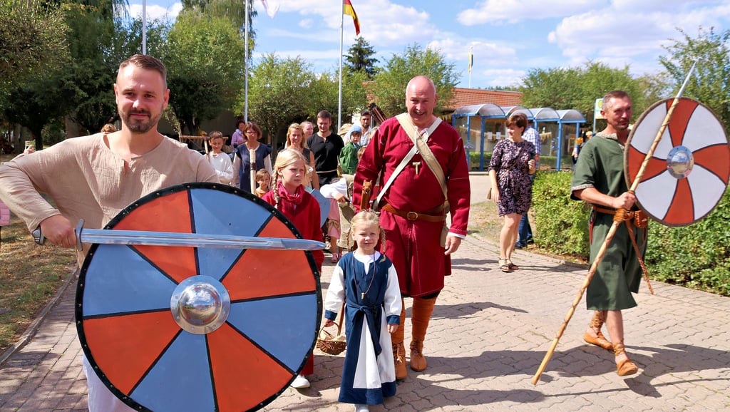 Als Siedler der ersten Stunde präsentierte sich diese Gruppe im historischen Festumzug von Tryppehna.