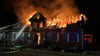 Eine 26-Jährige hat am Sonntagabend (4. September) den Brand eines Einfamilienhauses in Ahlum (Ortsteil von Rohrberg) im Altmarkkreis Salzwedel gemeldet. 69 Feuerwehrleute waren im EInsatz.