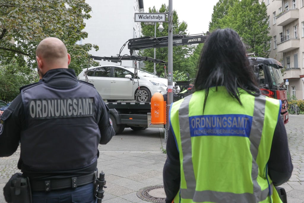Mitarbeiter des Ordnungsamts Berlin-Mittte lassen ein Fahrzeug abschleppen.