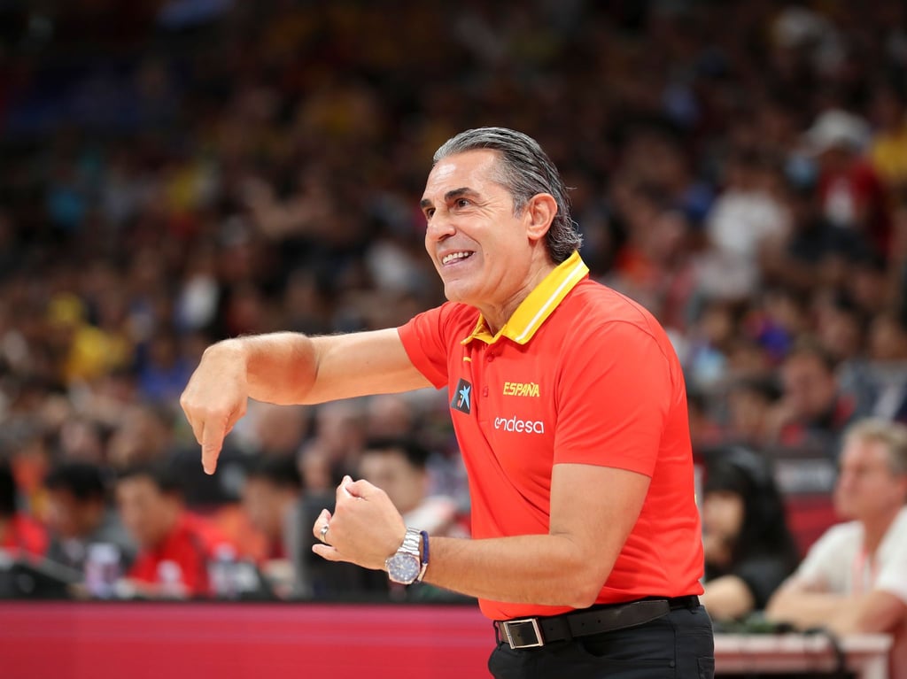Spaniens Cheftrainer Sergio Scariolo gibt Anweisungen.