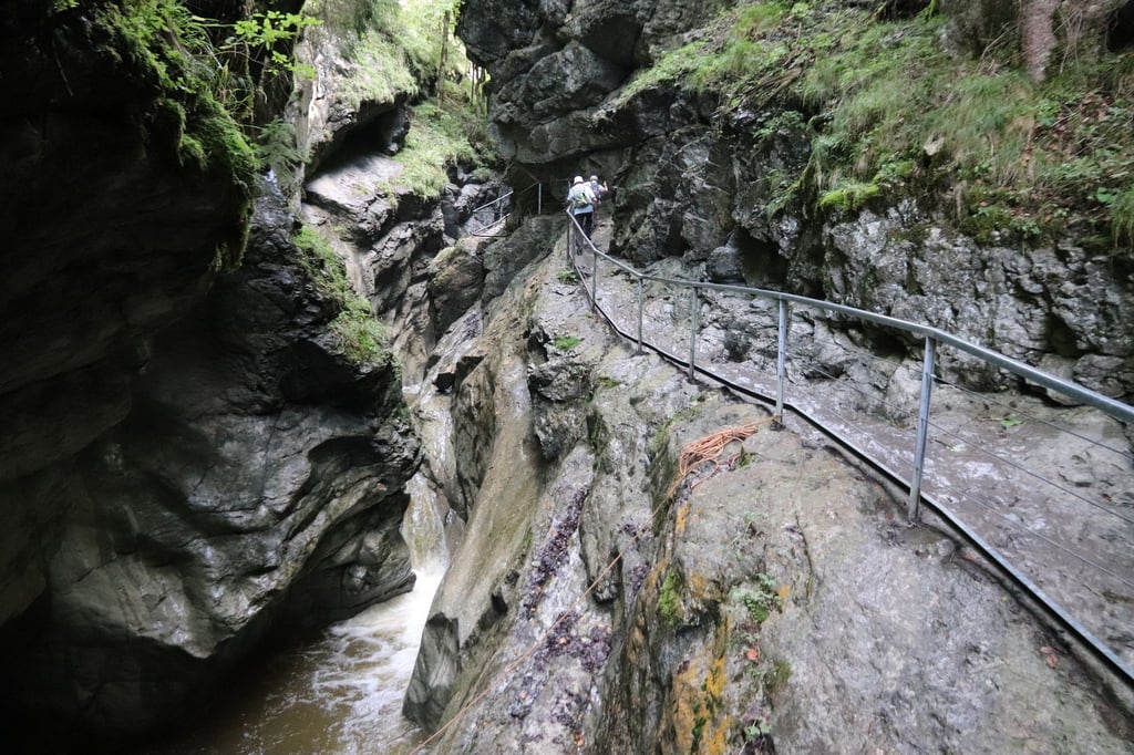 Eine 27-jährige Frau ist bei einer Canyoning-Tour im Allgäu tödlich verunglückt.