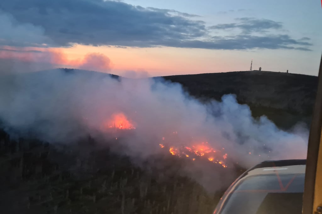 Lichterloh brennt der Wald in einem gesperrten Teil um einen Gipfel im Nationalpark Harz, auf diesem zur Verfügung gestellten Bild, von einem Hubschrauber der Bundespolizei aus gesehen. Der Waldbrand hatte sich bis späten Sonntagnachmittag auf einer Fläche von etwa 150 Hektar ausgebreitet, auf der vor allem abgestorbene Fichten stehen sollen. Foto: Bundespolizei/dpa
