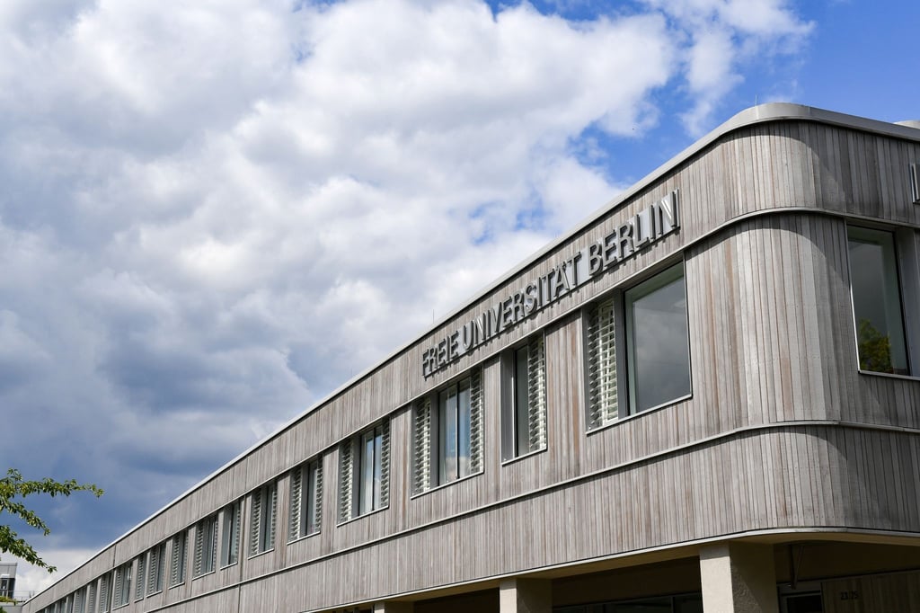 Der Schriftzug "Freie Universität Berlin" ist an einem Gebäude zu sehen.