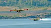 Die italienischen Löschflugzeuge werden am Concordia See mit Wasser betankt
