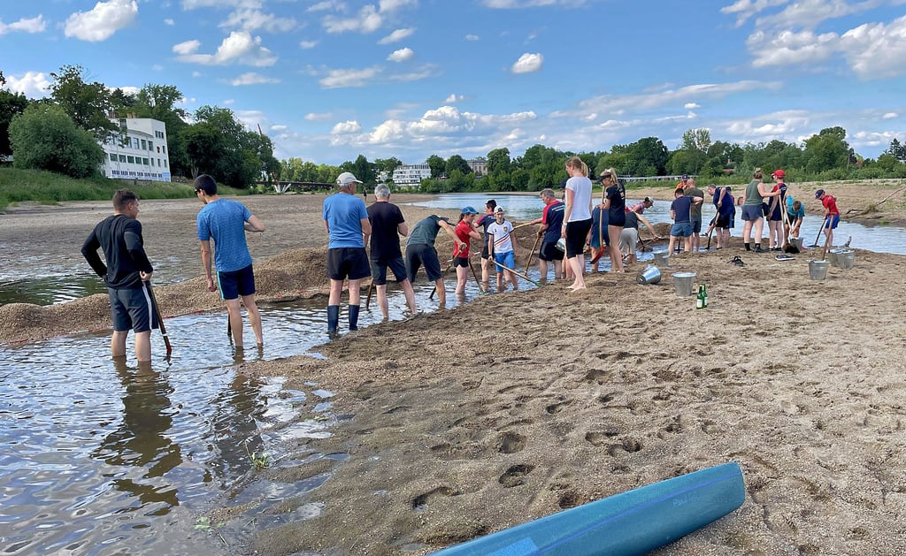 Kanusportler müssen sich im Juni eine Rinne freigraben, um ihren Sport auf der Alten Elbe ausüben zu können.