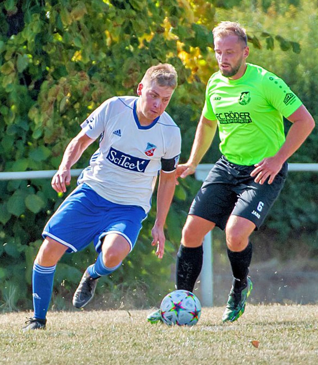 Tom Krumbholz (l.), hier mit dem Gleinaer Karl Werner, erzielt zwei Treffer für den favorisierten ESV.