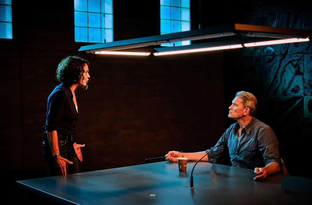 Das Verhör dauert an. Kessler (Götz Otto) verliert langsam seine Verbindlichkeit und Lena Odenthal (Ulrike Folkerts) die Geduld in einer Szene aus „Tatort: Das Verhör“.