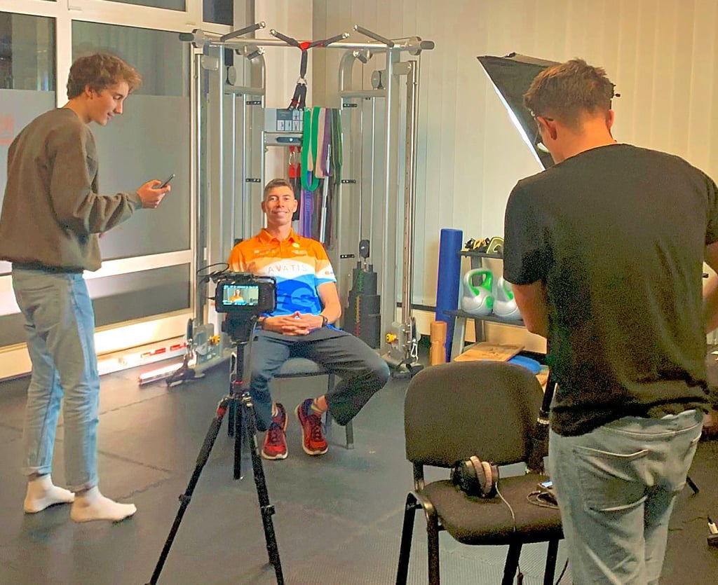 Filmemacher Conrad Schön (l.) bereitet das Interview mit Tim Apolles Fitness-Coach Konrad Smolinski (Mitte) vor.