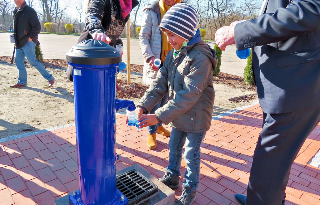 Der Trinkbrunnen am Sandersdorfer Sportzentrum wurde im Frühjahr eingeweiht. Noch mehr Wasser-Zapfsäulen sollen entstehen.