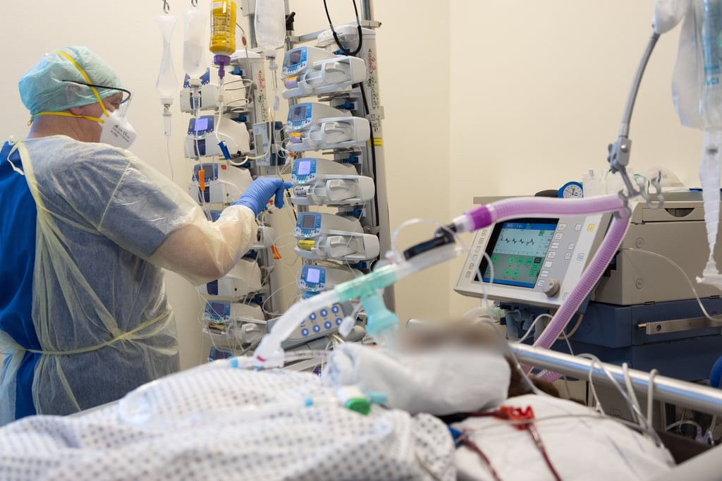 Krankenpfleger bei der Arbeit