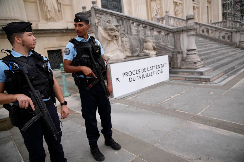 Polizeibeamte bewachen das Gerichtsgebäude vor Beginn des Prozesses.