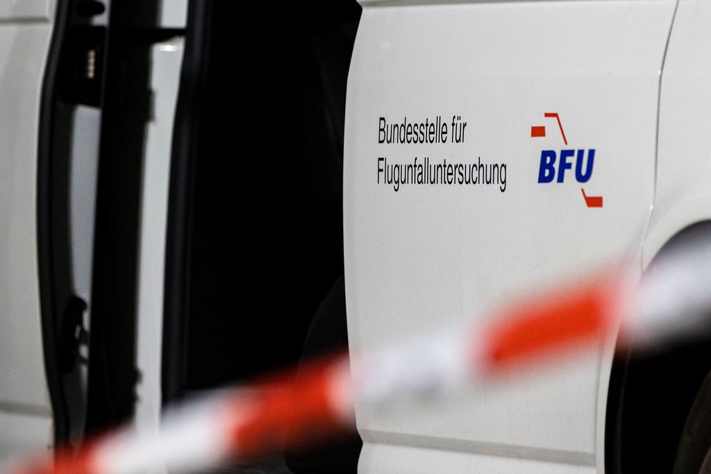 Ein Auto der Bundesstelle für Flugunfalluntersuchung (BFU) steht auf dem Parkplatz vor dem Zelt des Zirkus FlicFlac.