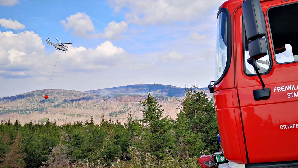 Der Schein trügt: Obwohl nur noch Rauchschwaden über dem Brandgebiet unterhalb des Brockengipfels zu entdecken sind, sei das Feuer noch längst nicht gelöscht, betont der Harzer Kreisbrandmeister Kai-Uwe Lohse. 