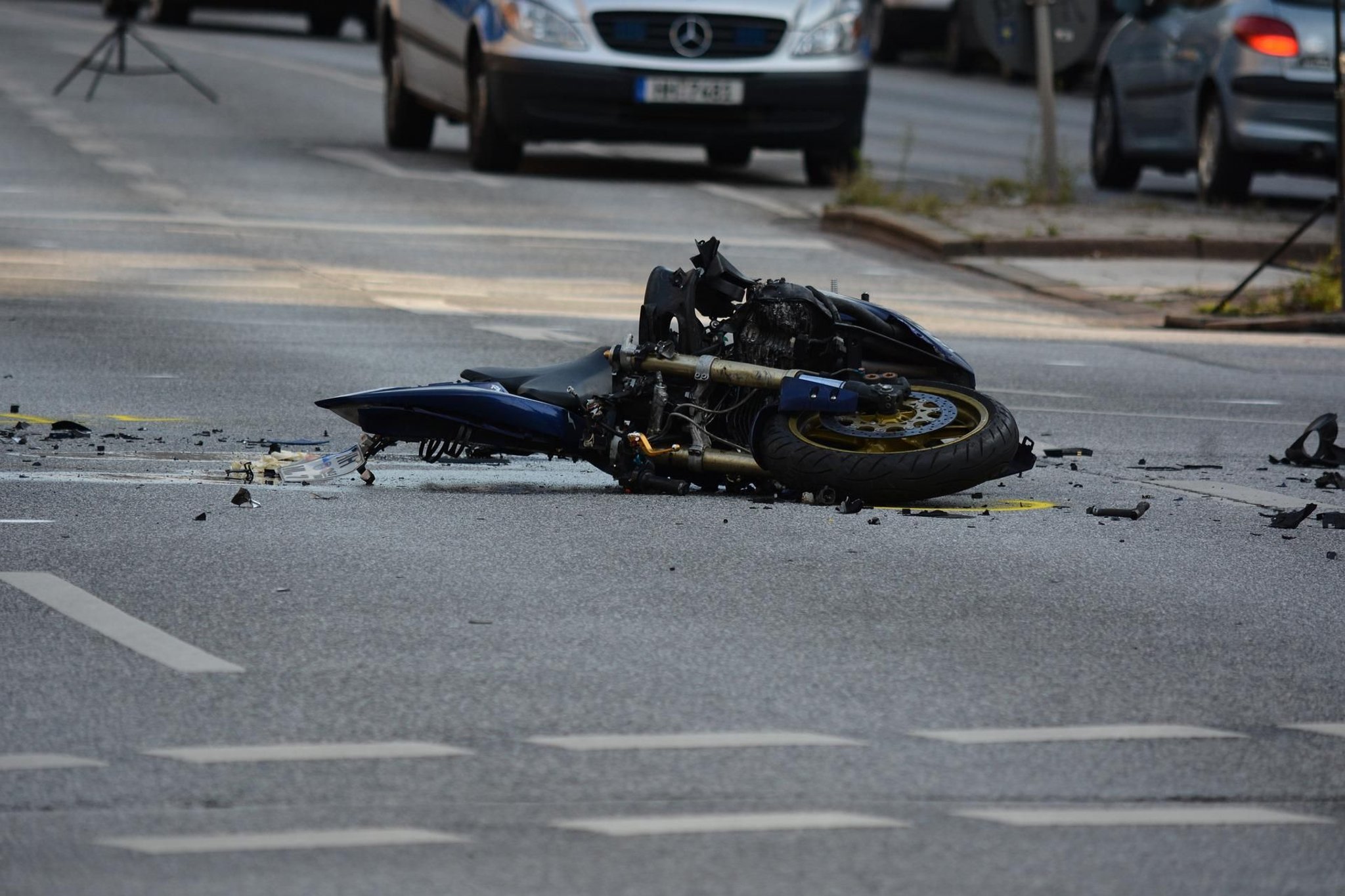Sperrung: 35 Meter durch Luft geschleudert: Motorradfahrer nach Unfall 