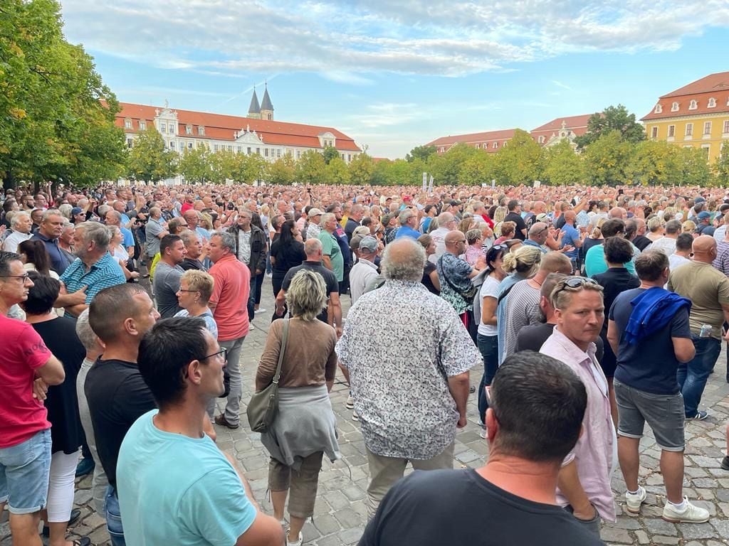 Bei der Kundgebung der AfD in Magdeburg waren rund 2.000 Menschen anwesend.