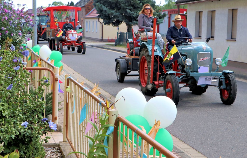 Durch einen geschmückten Ort führt die Ausfahrt am Sonnabend beim Oldtimertreffen in Premsendorf zunächst in Richtung Kremitz.