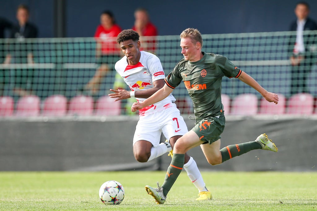 Sanoussy Ba von RB Leipzig (l.) im Laufduell mit Oleh Chuiko.