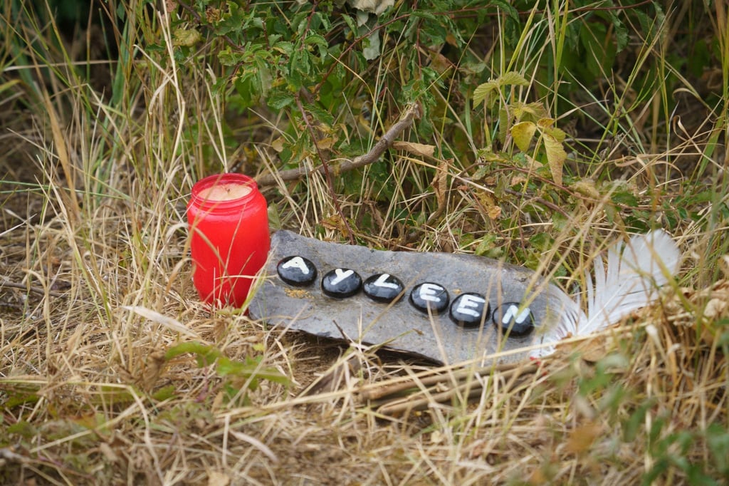 Eine Kerze und eine Tafel mit dem Namen Ayleen liegt am Ufer des Teufelsee im hessischen Wetteraukreis, wo die Leiche der 14-jährigen Ayleen gefunden wurde.