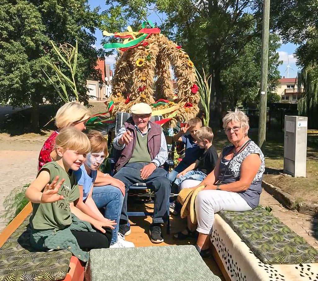 Der Umzug durch das Dorf war einer der Höhepunkte des Erntefestes in Schackstedt.