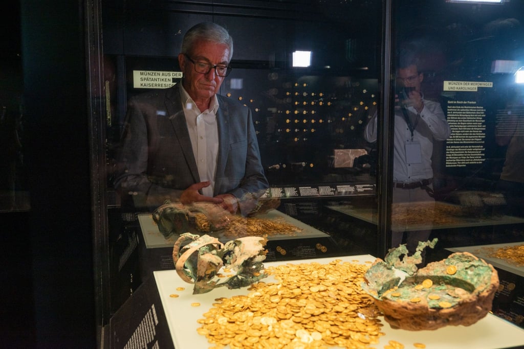 Der rheinland-pfälzische Innenminister Roger Lewentz schaut sich im Rheinischen Landesmuseums den Trierer Goldschatz an.