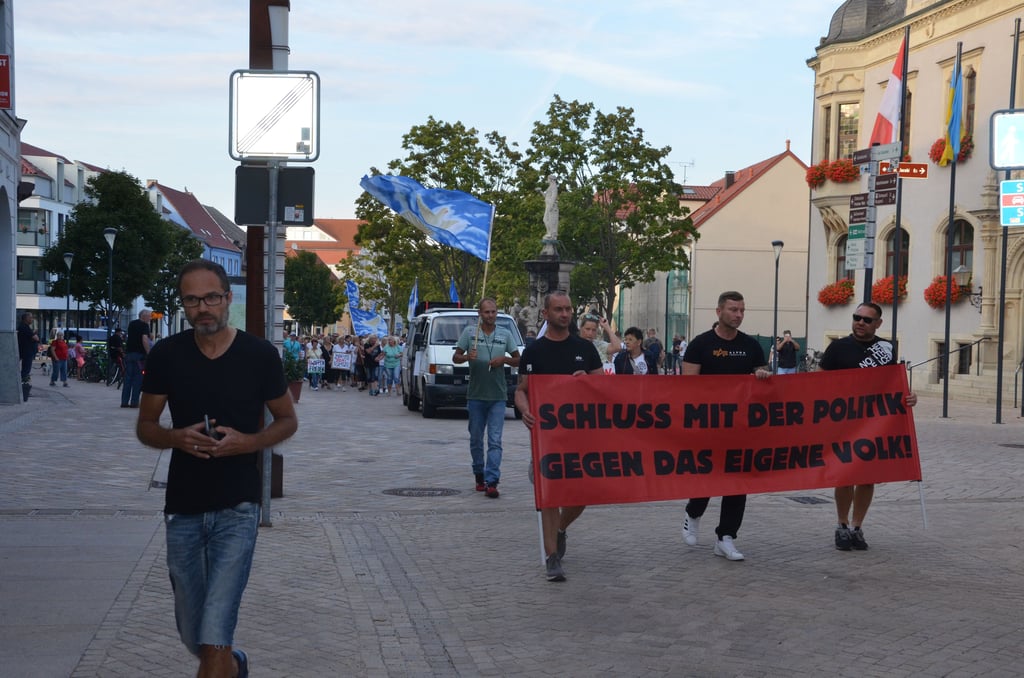 Die Montagsdemo mit Organisator Jens Bahr (vorne links) wird nun bis auf weiteres jede Woche stattfinden
