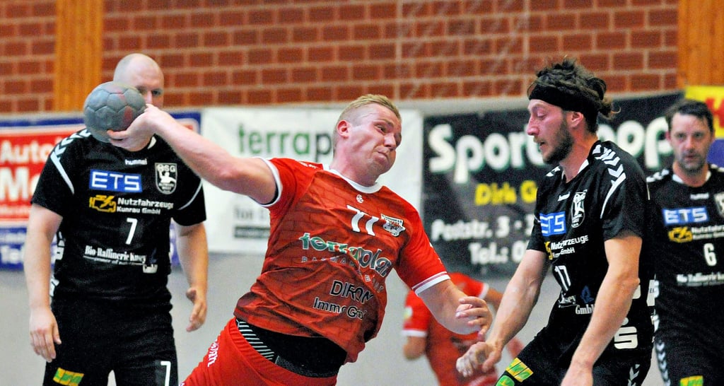 Paul Zierke (beim Wurf, SG Seehausen) setzte sich mit seiner Mannschaft deutlich 34:22 durch.
