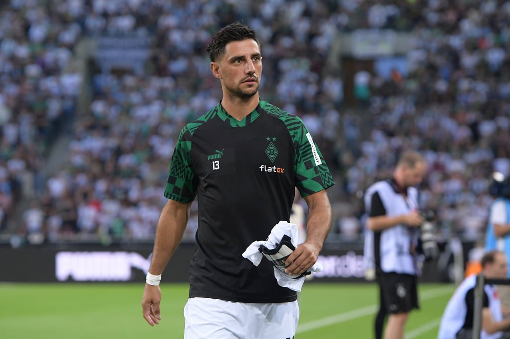 Lars Stindl spirngt Max Eberl zur Seite.