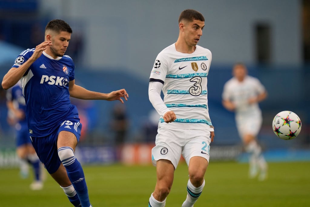 Kai Havertz (r) musste mit dem FC Chelsea eine Pleite in Zagreb hinnehmen.