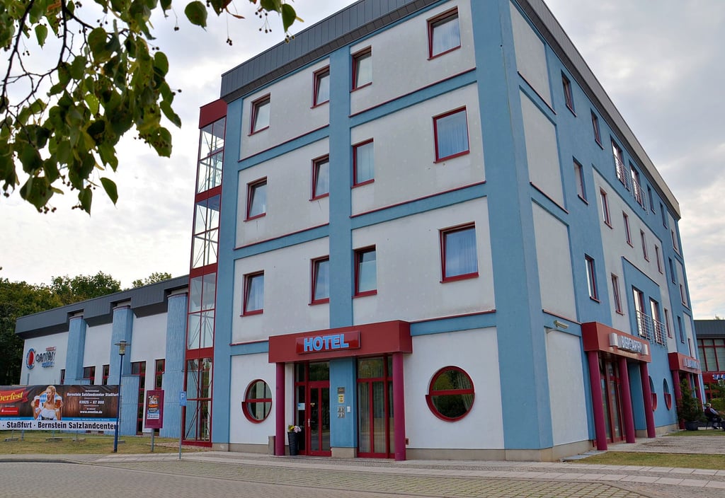 Hier links und rechts des vierstöckigen Hotel- und Restaurant-Komplexes will das Bernstein-Salzlandcenter anbauen. Links das Bettenhaus, rechts die Restaurant-Erweiterung. Nach Meinung der Stadtverwaltung Staßfurt wären die Vorhaben zu groß, als dass für deren Umsetzung eine Sondergenehmgung reichte. Jetzt werden nötige Pläne nachgebessert.