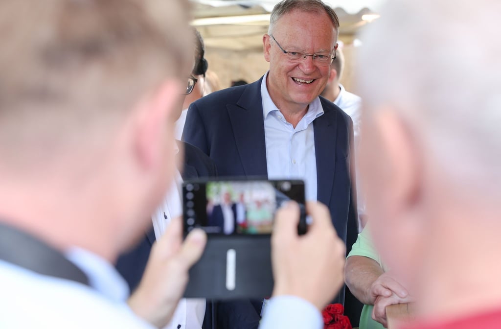 Niedersachsens Ministerpräsident Stephan Weil lässt sich auf einem Markt fotografieren.