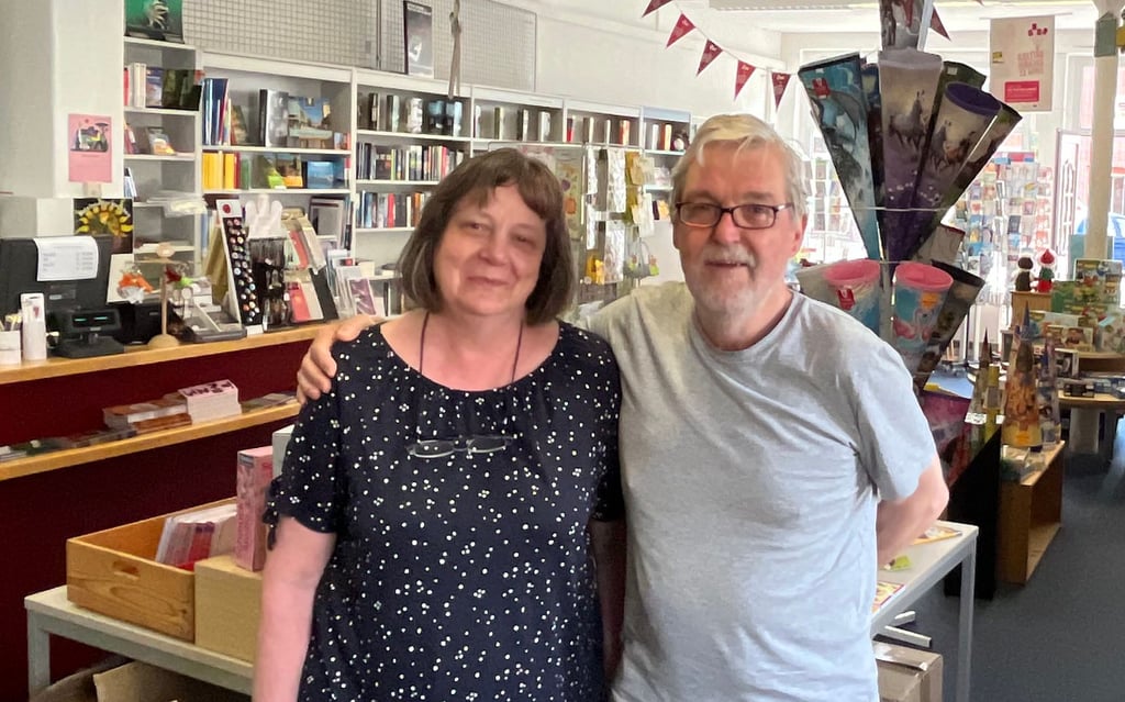 Wiebke und Albrecht Will in ihrer Tangerbuchhanndlung in Tangerhütte.