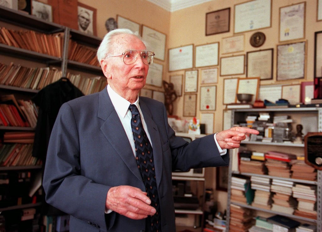 Viktor Frankl, Wiener Psychiater und Holocaust-Überlebender, in seinem Arbeitszimmer.