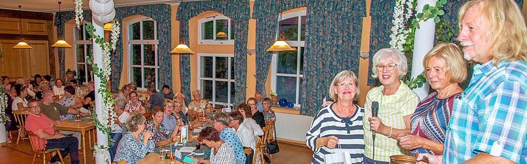Ehemalige Krankenhausmitarbeiter sammeln Geld.