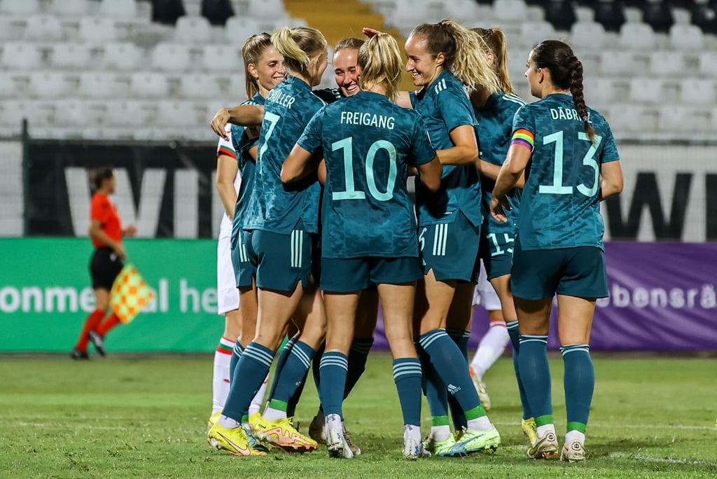 Deutschlands Fußball-Frauen feierten zum Abschluss der WM-Quali einen Kantersieg in Bulgarien.