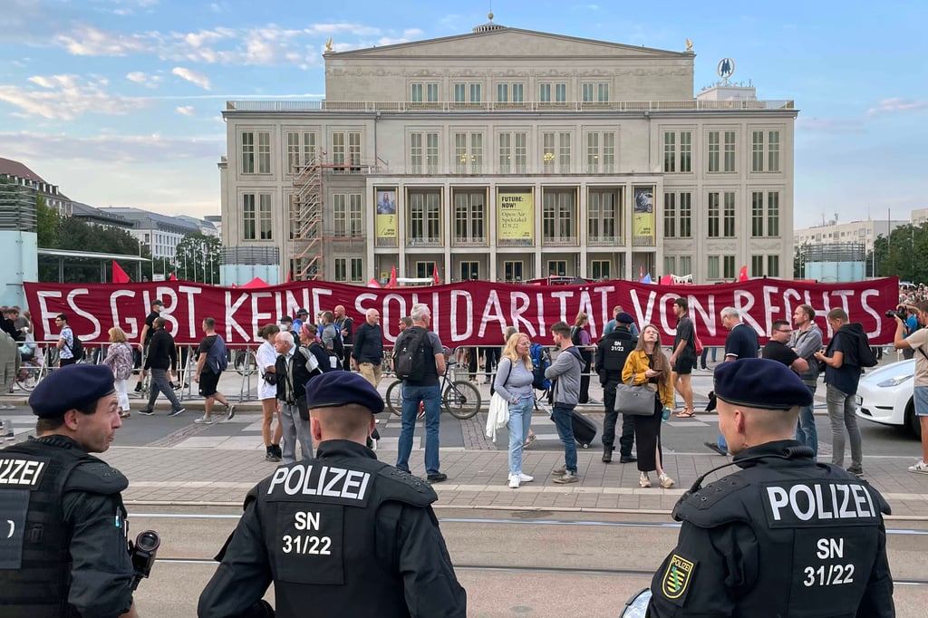 Mit Transparenten wie diesem grenzten sich die Linken bei den Sozialprotesten in Leipzig von den Rechten ab.