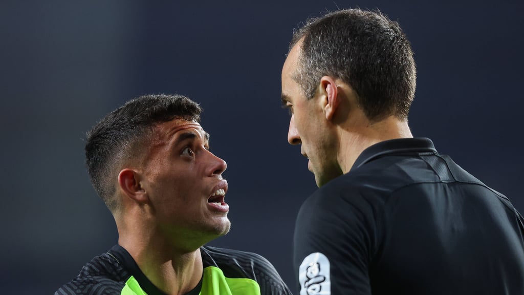 Gonçalo Inacio von Sporting Lissabon mit Schiedsrichter João Pinheiro.