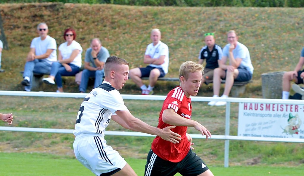Erik Marco Lehmann (rechts) erzielte für den SSV 80 Gardelegen das wichtige 1:0 gegen Darlingerode.