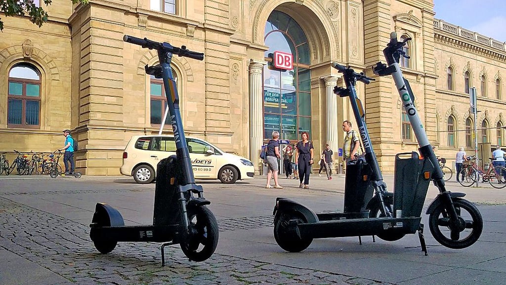 E-Roller stehen vor dem Bahnhof in Magdeburg. Bisher haben zwei Anbieter den Verleih gestartet: „Moin“ aus Rostock und „Yoio“ aus Göttingen.