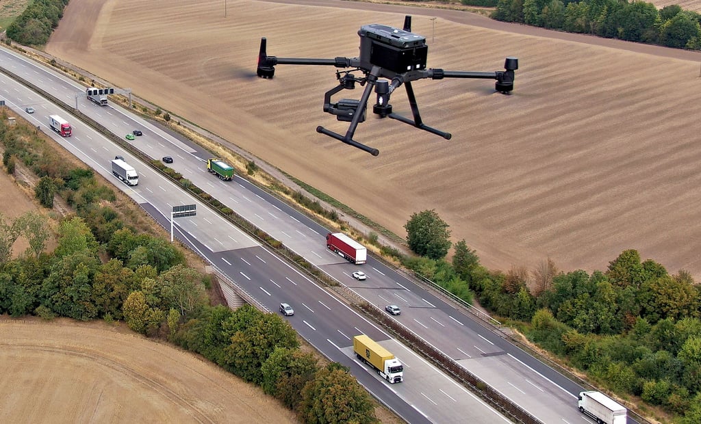 Drohnenüberwachung aus der Luft an der Autobahn 2 in Höhe Rasthof Börde: Die Video-Kamera sendet die Bilder an die Bodeneinheit. Dort konfrontieren die Polizisten die Autofahrer mit ihren Abstandsverstößen.