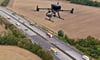 Drohnenüberwachung aus der Luft an der Autobahn 2 in Höhe Rasthof Börde: Die Video-Kamera sendet die Bilder an die Bodeneinheit. Dort konfrontieren die Polizisten die Autofahrer mit ihren Abstandsverstößen.  