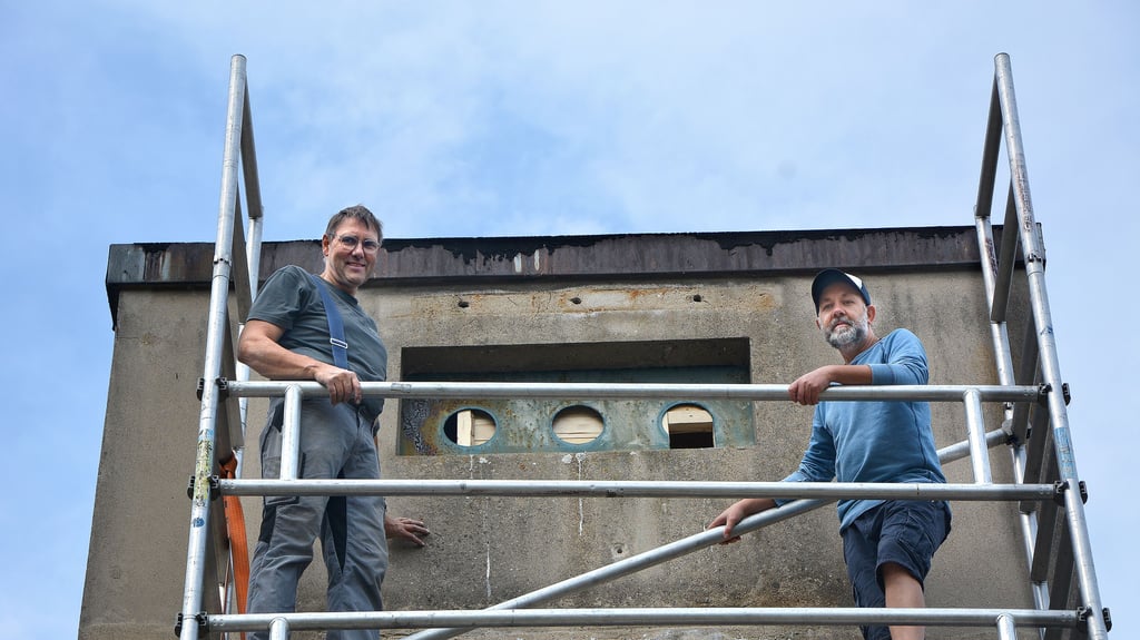 Tischler Matthias Loth und Ulf Müller (Naturerbeverein Vissum) vor dem Schleiereulenkasten im Trafohaus Krüden bei Seehausen. Rechts das Einflugloch für die Eule.
