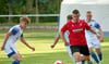 Marcel Hauer (am Ball) und der FSV Barleben kamen beim Kreisoberligisten FC Jübar/Bornsen schmucklos eine Runde weiter. 