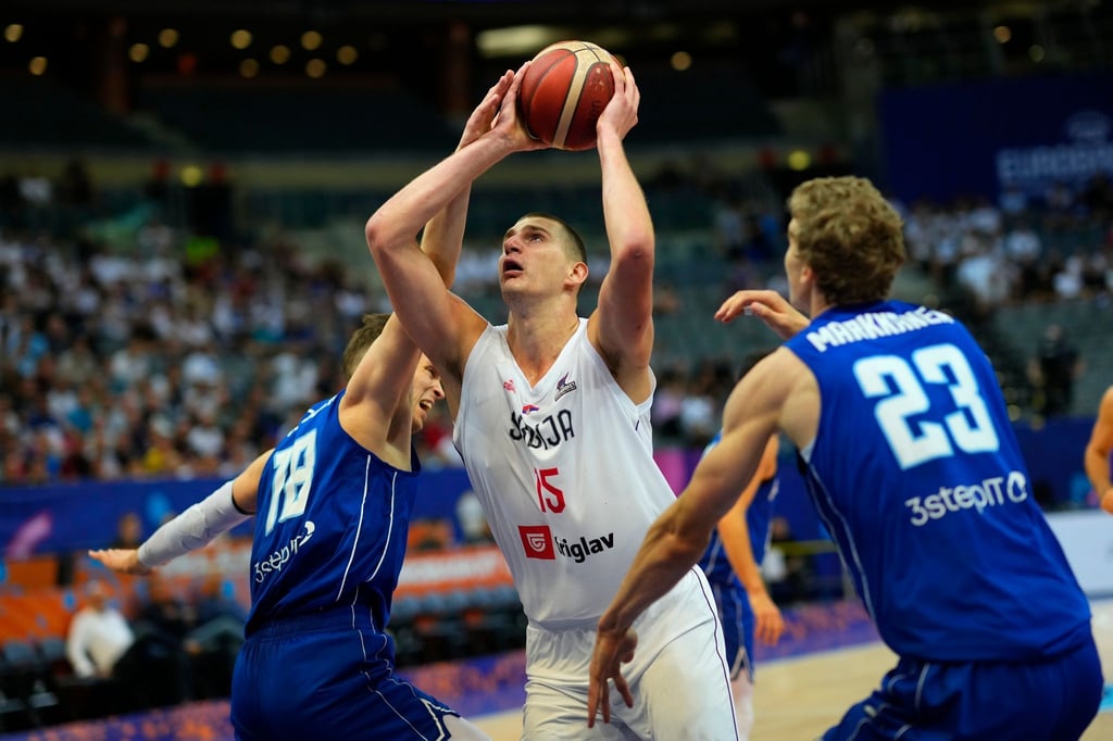 Serbiens Nikola Jokic (M) setzt sich gegen zwei Finnen durch.