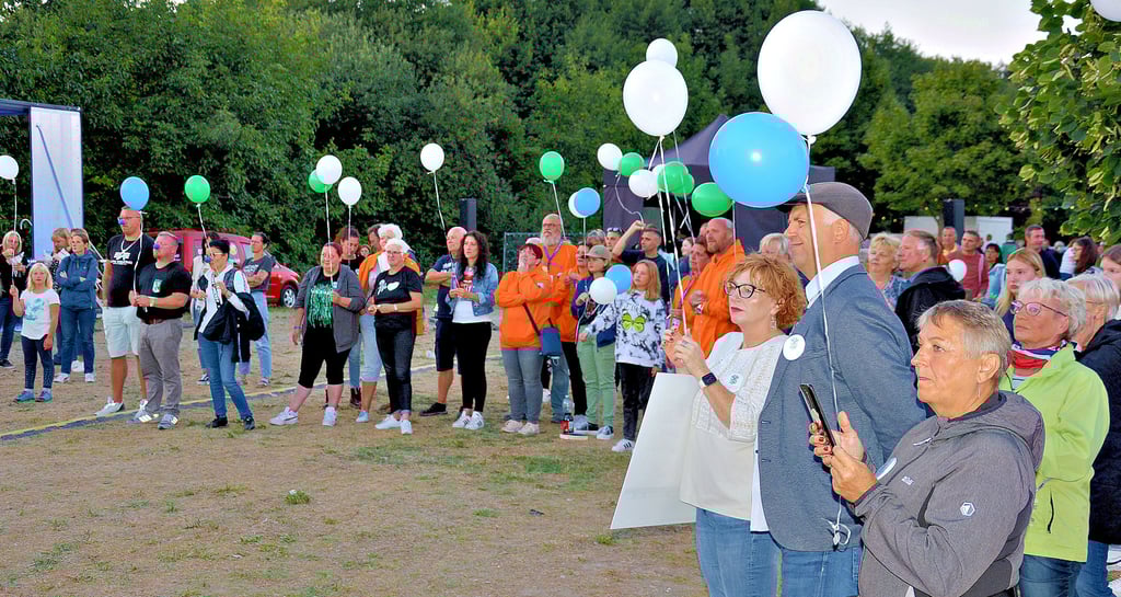 Hunderte Luftballons in Erinnerung an die kürzlich an Leukämie verstorbene Cindy Tüllner stiegen in Anwesenheit ihrer Mutter Ronja in den Klötzer Abendhimmel. Das war einer der vielen Höhepunkte der Benefizveranstaltung an der Zinnberghalle.
